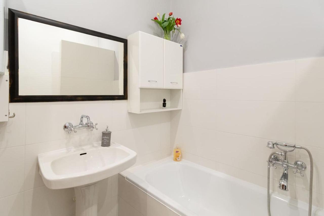 Spacious, Central & Artistic W/Brand New Bathroom! Cracovia Esterno foto