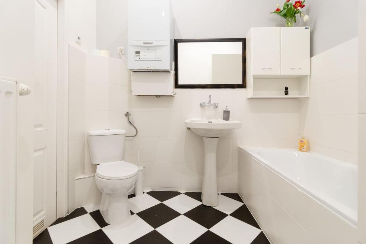 Spacious, Central & Artistic W/Brand New Bathroom! Cracovia Esterno foto